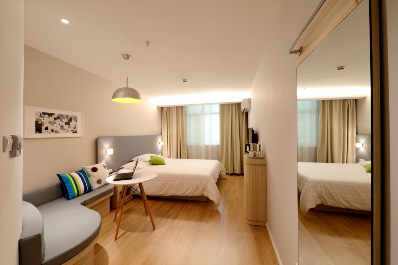 hotel-TOURRETTES-min_hotel_guest_room_new-634601